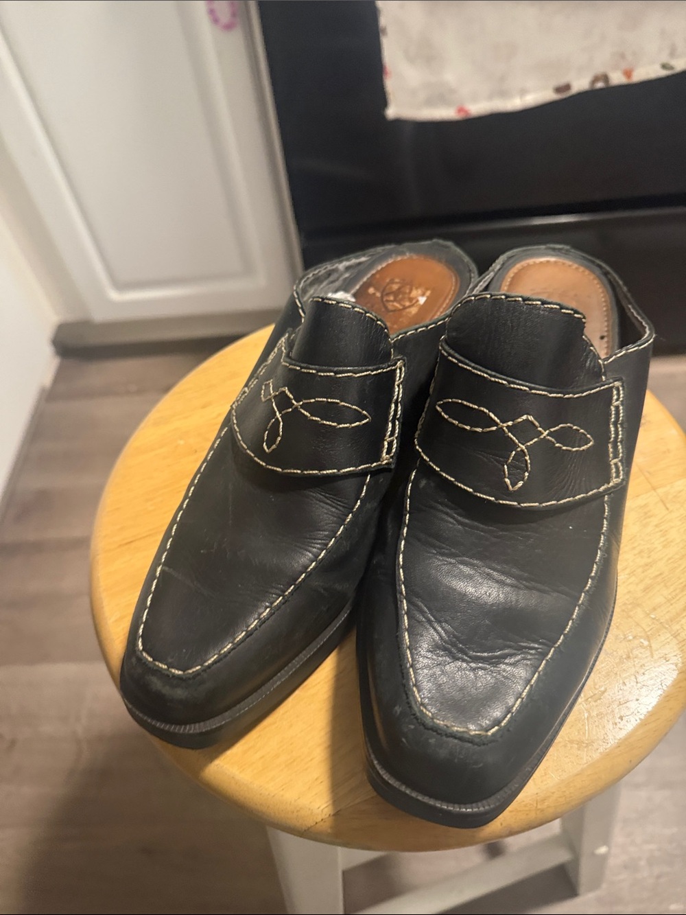 Black Leather Slip-On Loafers with Contrast Stitchingr ariatt